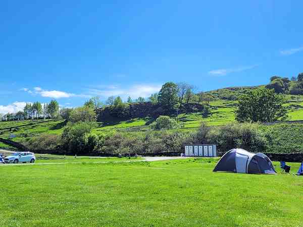 Emplacement pour tente ou pour caravane pliante sur herbe et sur sol en terre sans électricité