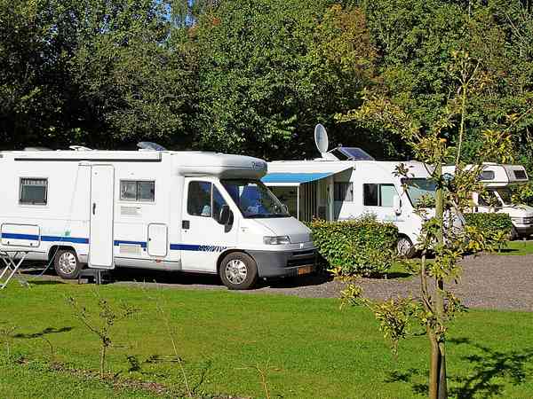 Emplacement pour autocaravane sur sol dur et herbe avec électricité