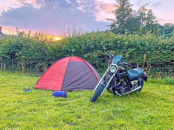 Grasbewachsener Zelt-Stellplatz ohne Stromanschluss (keine Autos, Motorradfahrer)