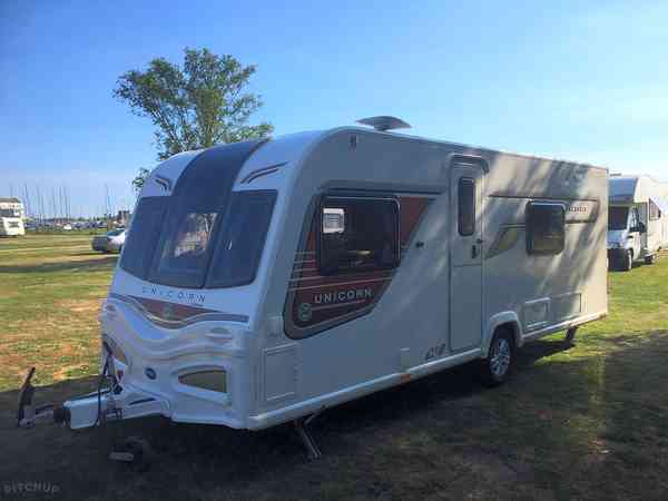 Grasbewachsener Wohnwagen-Stellplatz mit Stromanschluss