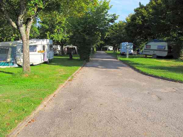 Emplacement pour tente, pour caravane pliante ou pour caravane sur herbe avec électricité optionnelle