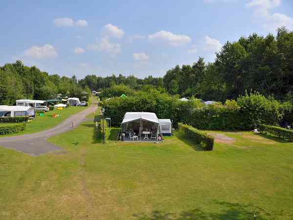Spacious pitches with boundary hedges Spacious pitches with boundary hedges