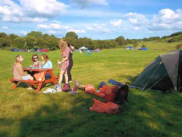 Staplaats voor caravan en camper op gras zonder elektriciteit
