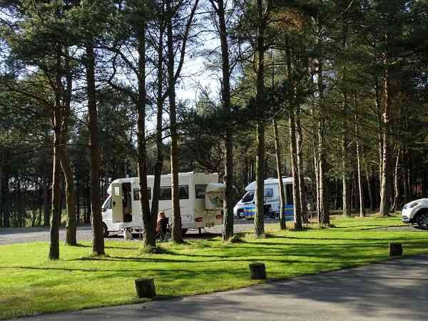 Staplaats voor camper op harde ondergrond , met elektriciteit