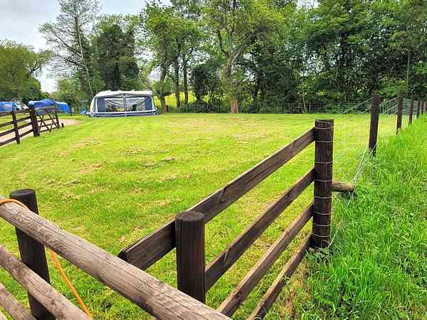 Emplacement sur herbe sans électricité (basique)