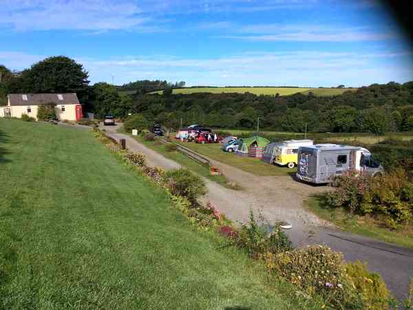 Emplacement pour véhicule de tourisme sur herbe avec électricité