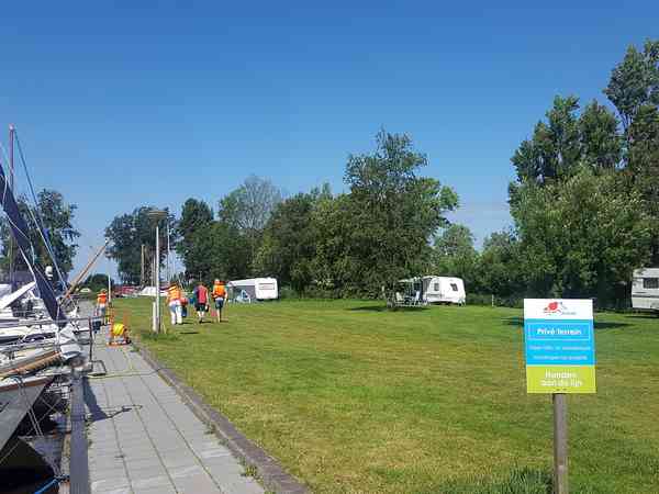 Staplaats voor caravan en camper op harde ondergrond en gras , met elektriciteit