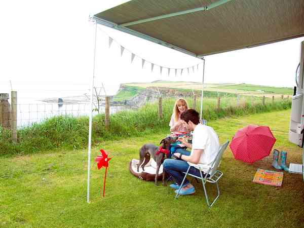 Op gras staplaats voor caravan en/of camper , met elektriciteit (uitzicht op de zee)