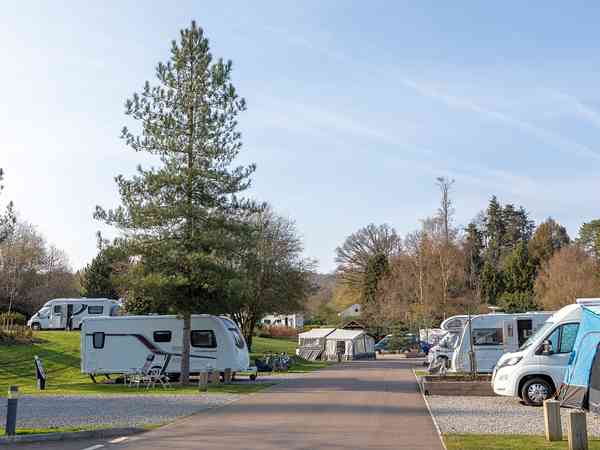 Parcela de gravilla y suelo duro con electricidad para caravanas