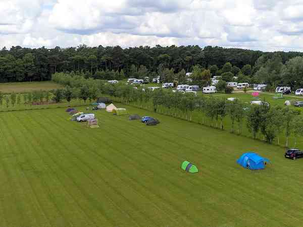 Staplaats voor caravan en camper op gras , met elektriciteit