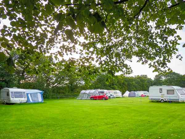 Staplaats voor caravan en camper op gras , met elektriciteit
