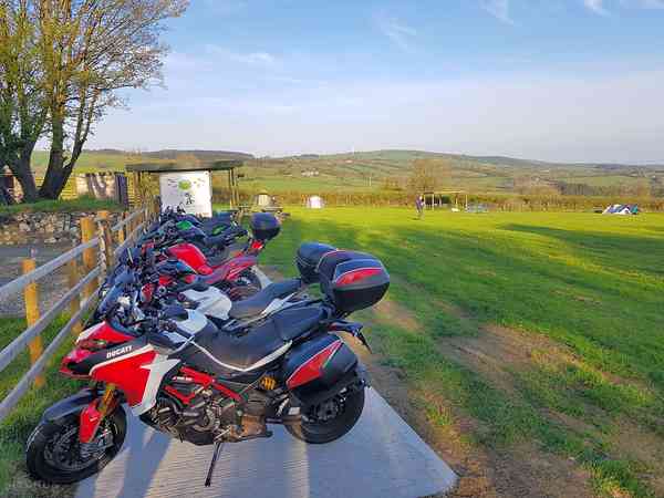Emplacement pour tente sur herbe avec électricité optionnelle (motard)