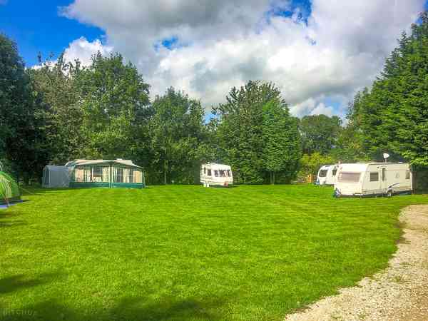 Piazzola roulotte/camper su erba con elettricità