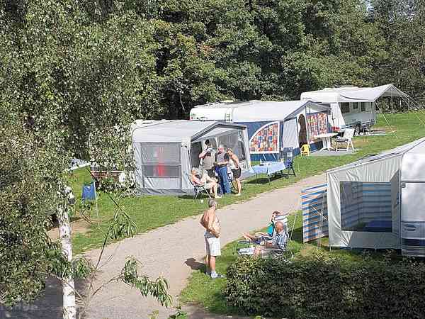 Plass på gressplen og grus , med strøm (komfort)