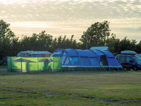 Emplacement sur herbe avec électricité