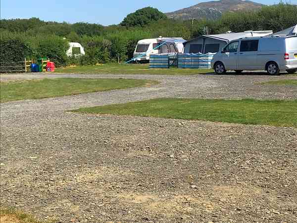 Parcela de césped y suelo duro con electricidad opcional para caravanas