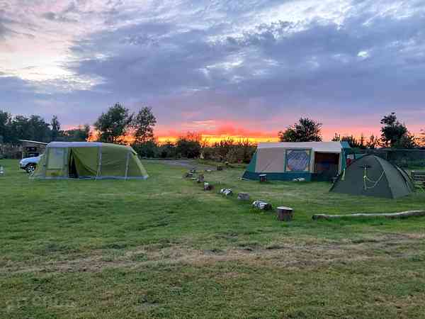 Piazzola tenda su erba senza elettricità