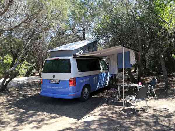 Gialla staplaats voor een tent, voor vouwwagen of kampeerbusje op gras en aarde , met elektriciteit