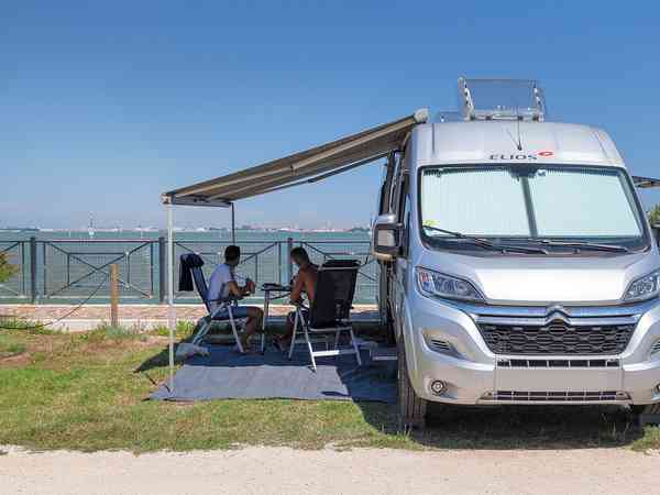 Fronte laguna electric grass and gravel pitch