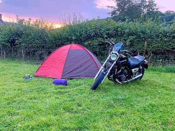 Grasbewachsener Zelt-Stellplatz ohne Stromanschluss (keine Autos, Motorradfahrer)