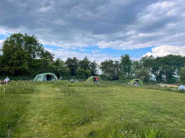 Piazzola tenda su erba senza elettricità