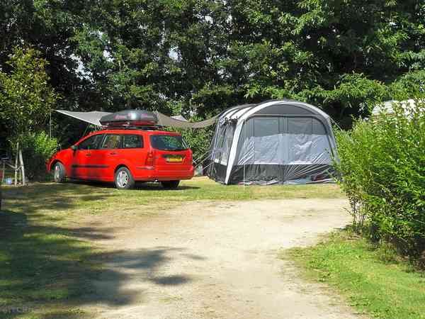 Emplacement sur herbe avec électricité