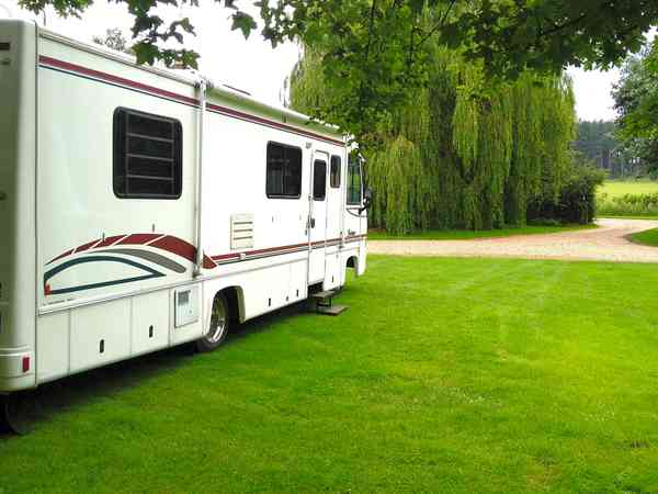 Emplacement pour véhicule de tourisme sur herbe avec électricité
