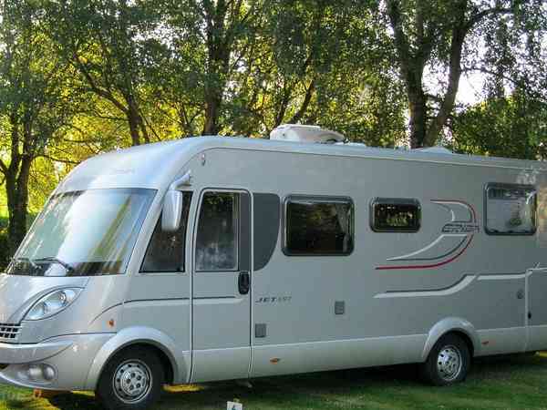 Piazzola roulotte/camper su erba con elettricità