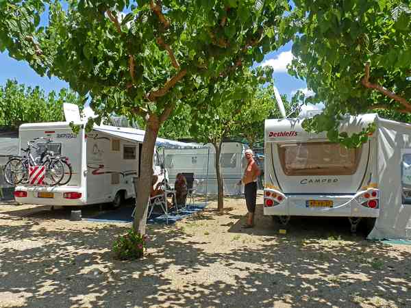 Piazzola su ghiaia e terreno battuto con elettricità facoltativa (superior)