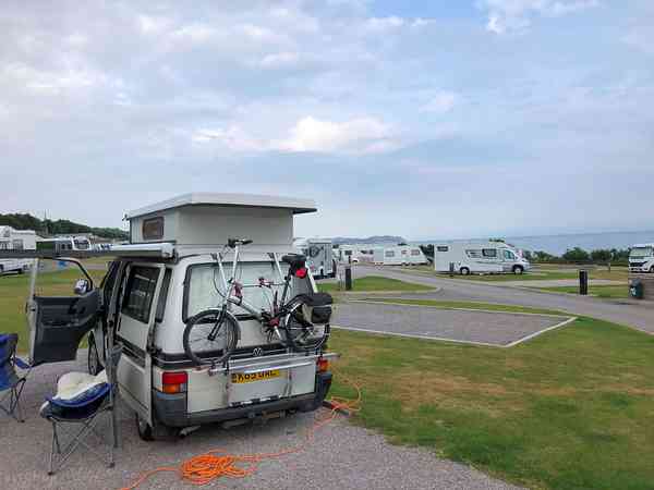 Staplaats voor camper op grind , met elektriciteit (voortent niet toegestaan)
