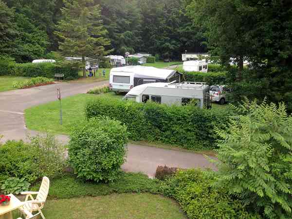 Staplaats voor een tent, voor vouwwagen of voor caravan op gras , elektriciteit optioneel