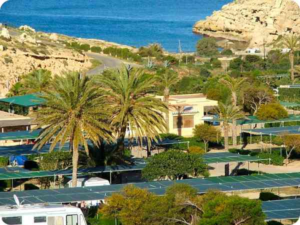 Θέση για σκηνή ή για τροχοσκηνή σε χαλίκι και χώμα με ρεύμα προαιρετικά
