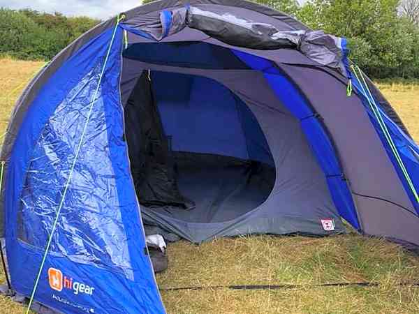 Staplaats voor een tent op gras zonder elektriciteit