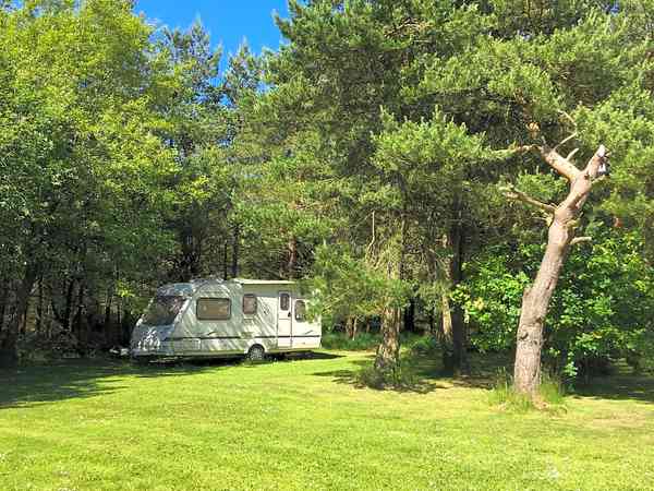 Staplaats voor caravan op gras , met elektriciteit