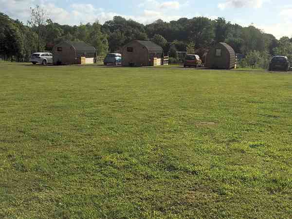 Emplacement pour tente, pour caravane pliante ou pour caravane sur herbe sans électricité