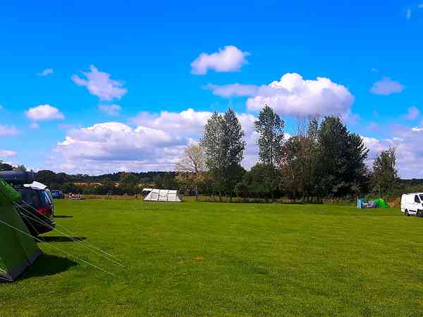 Emplacement pour tente ou pour caravane pliante sur herbe sans électricité