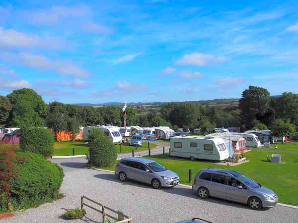 Staplaats voor caravan en camper op gras en grind , elektriciteit optioneel (glooiende ondergrond)