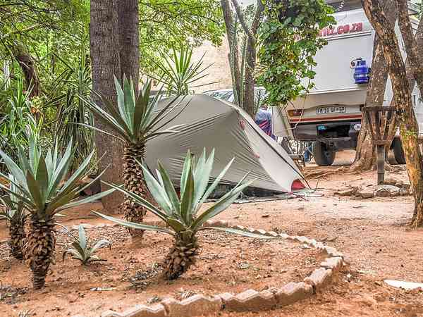 Emplacement pour tente ou pour caravane pliante sur sol en terre avec électricité
