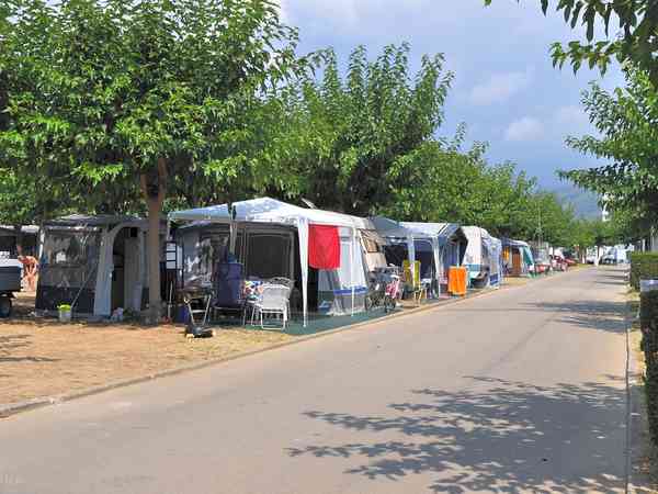 Op gras staplaats , met elektriciteit (deluxe)