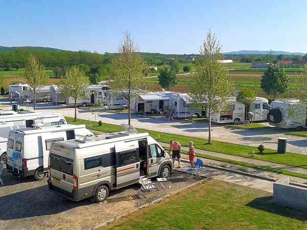 Parcela de césped y gravilla con toma de agua, luz y desagüe para caravanas y autocaravanas