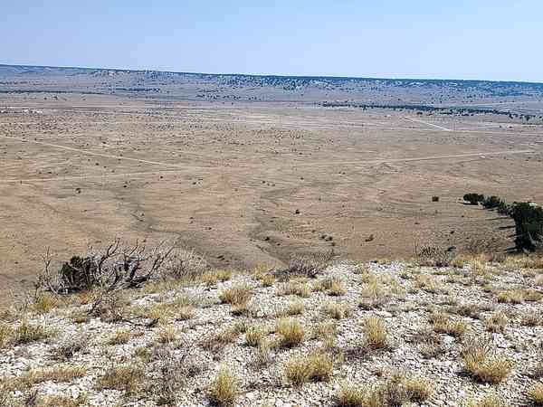 Parcela de césped y tierra sin electricidad
