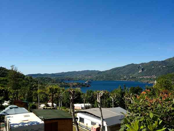 Piazzola su terreno battuto e erba con elettricità (vista sul lago)