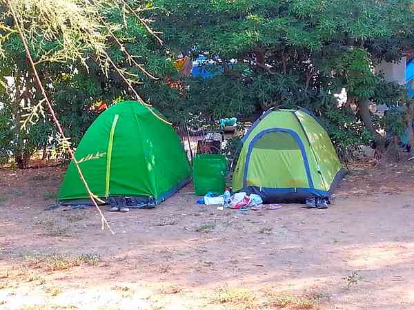 Parcel·la d'arena amb aigua, llum i desguàs per a tenda de campanya (2 places, banys privats)