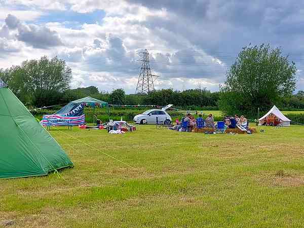 Emplacement pour tente ou pour caravane pliante sur herbe sans électricité