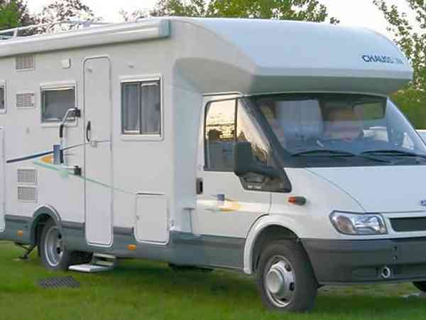 Parcela de césped con electricidad para autocaravana
