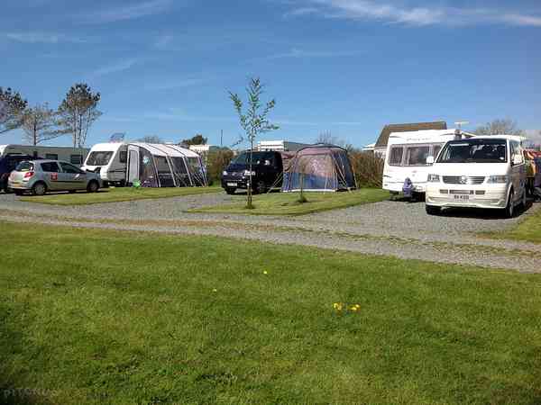 Op harde ondergrond staplaats voor caravan en/of camper , met elektriciteit (tot 2 personen)