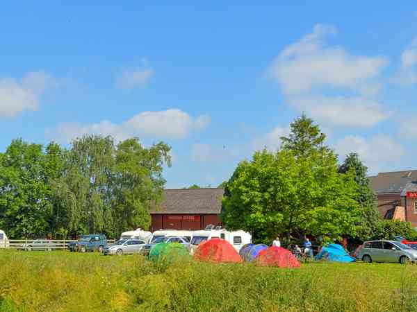 Piazzola roulotte/camper su erba con elettricità