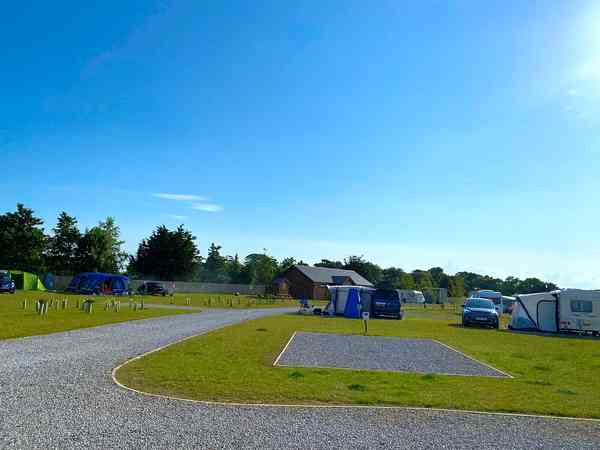 Emplacement pour véhicule de tourisme sur sol dur avec électricité
