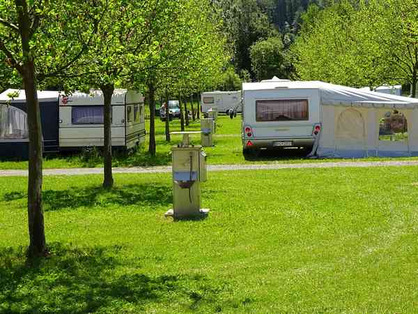 Piazzola su erba con elettricità facoltativa