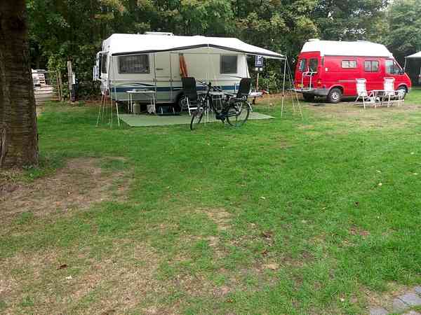 Op gras staplaats voor camper volledig uitgerust